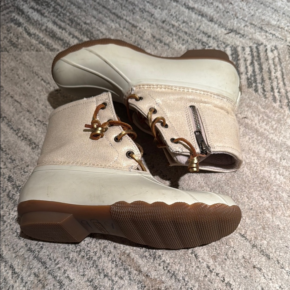 Woman’s Sperry shoes size 7.5